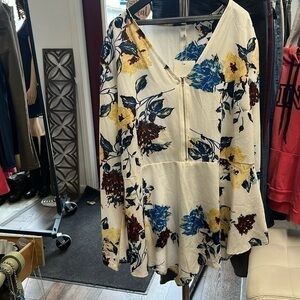 Beautiful long sleeve lightweight floral shirt with zipper size 22 new with tag